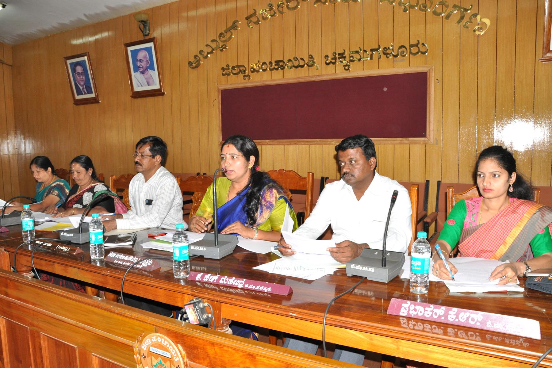 ಅಧಿಕಾರಿಗಳು ಸಭೆಗೆ ಸರಿಯಾದ ಮಾಹಿತಿ ನೀಡಬೇಕು: ಕವಿತಾ ಲಿಂಗರಾಜು